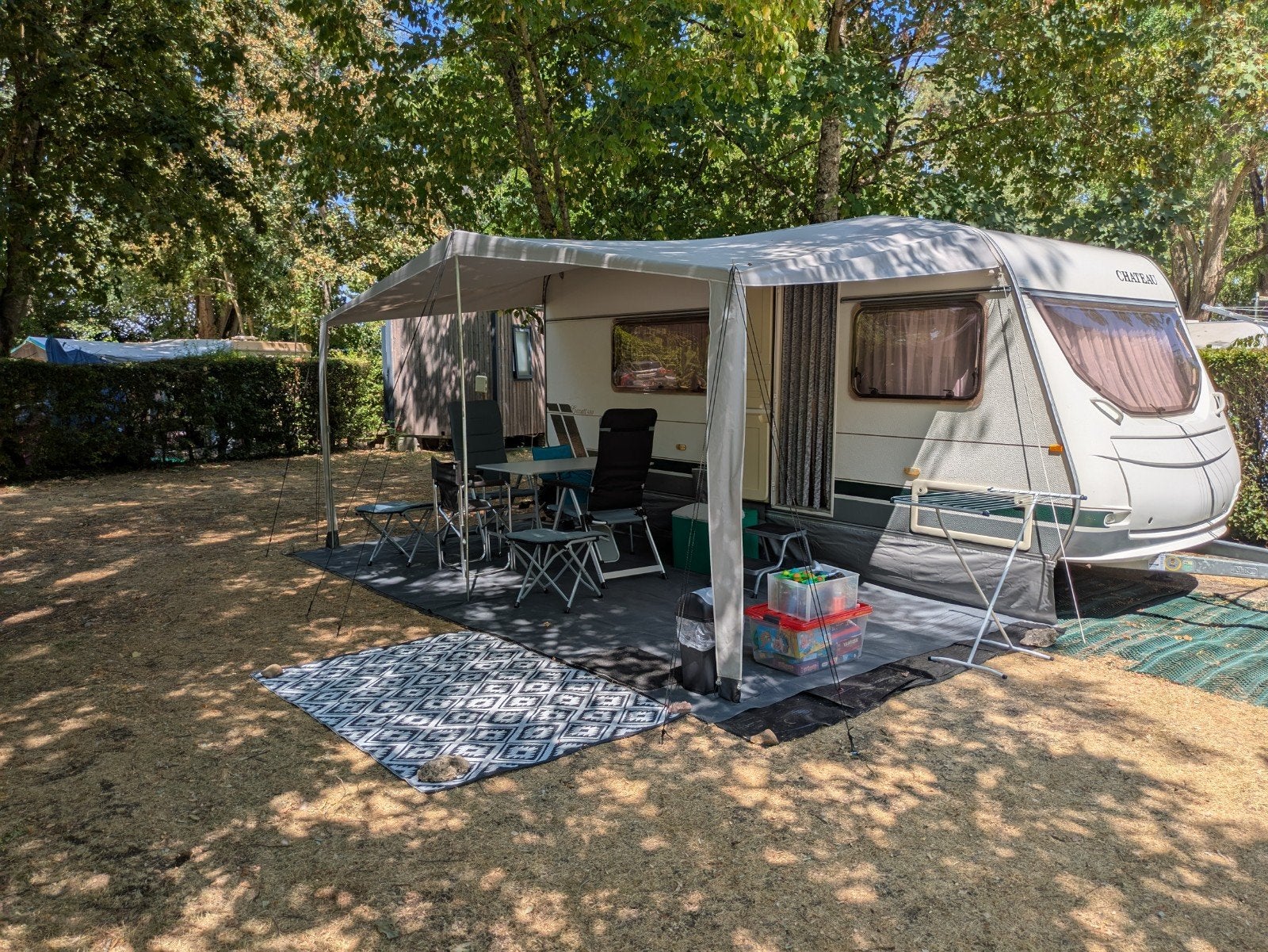 Chateau Caratt 480 Caravan - Stapelbed en vast bed, Caravans en Kamperen, Chateau, Rondzit, 750 - 1000 kg, Particulier