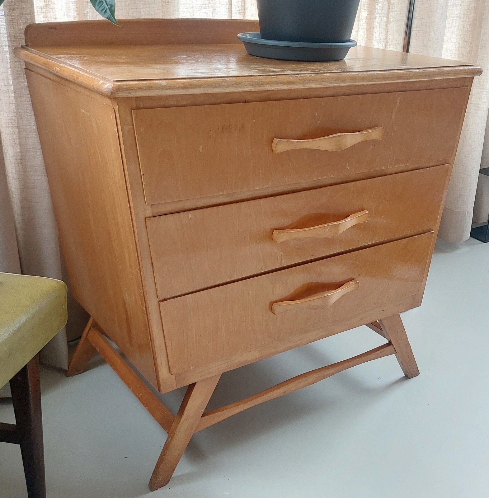 Vintage houten commode jaren '50 met schuine pootjes, Ophalen