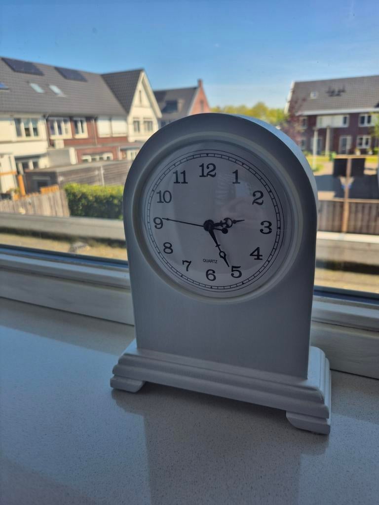 Witte tafelklok met lichte beschadiging op glas, Ophalen of Verzenden, Gebruikt, Analoog, Wekker of Tafelklok
