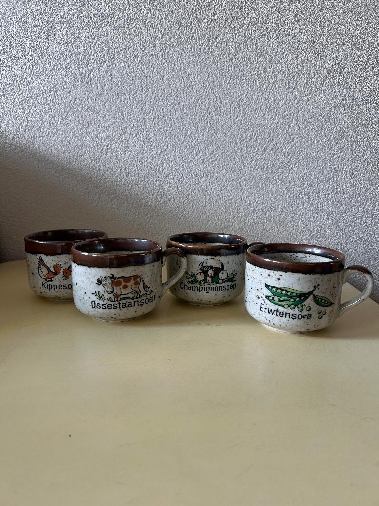 4 vintage soepkommen waarschijnlijk uit de jaren 70 of 80, Gebruikt, Ophalen of Verzenden, Kom(men), Overige stijlen