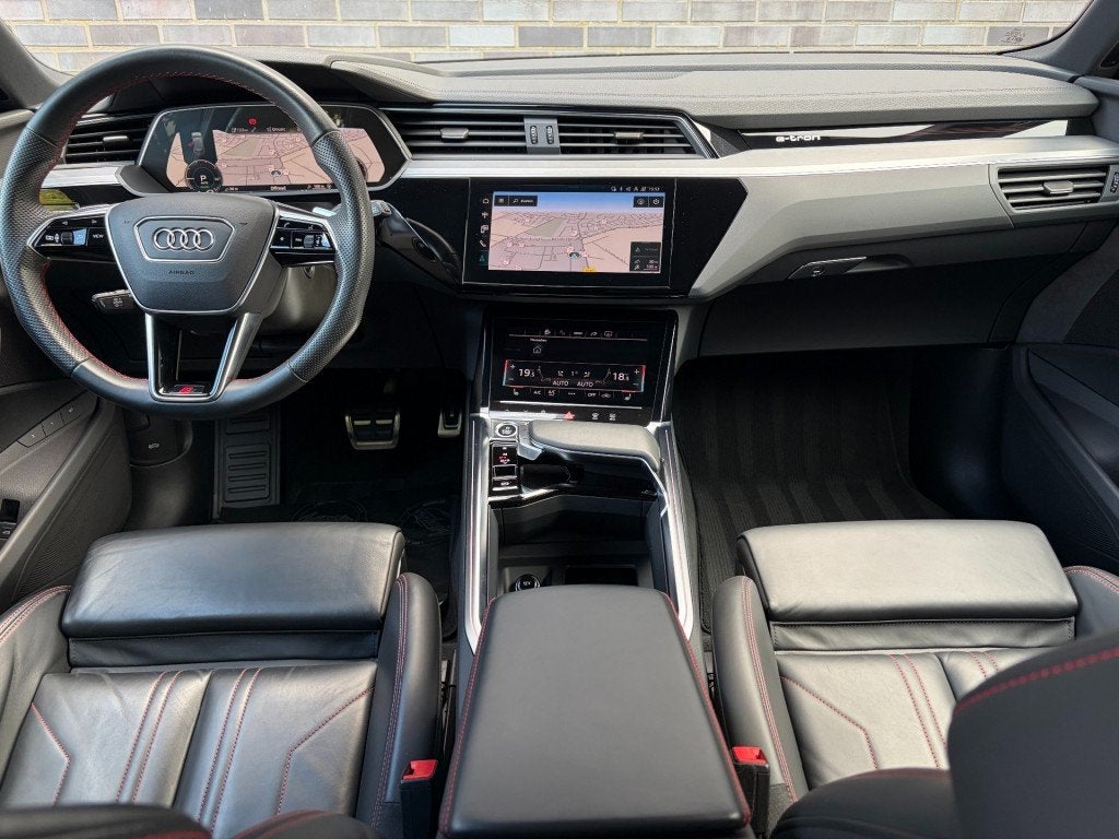 Audi Q8 E-TRON 50 QUATTRO S 95 KWH - S-LINE - PANO - TREKH., Auto's, Automaat, 131 €/maand, Overige modellen, Leder