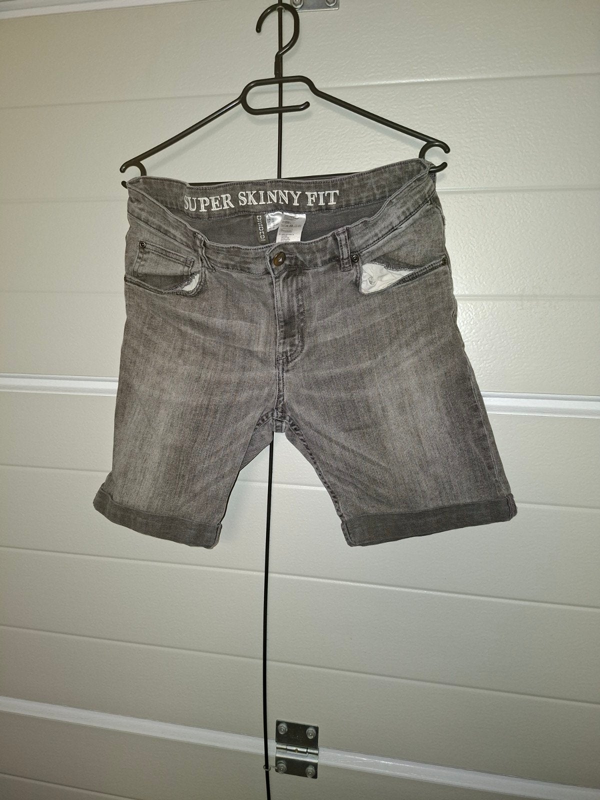 H&M Korte Broek Maat 32 - Super Skinny Fit, Overige maten, Ophalen of Verzenden, Gedragen, Grijs