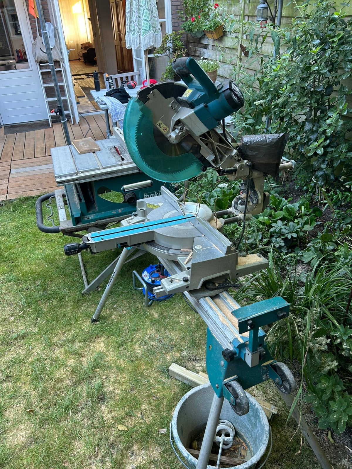 Makita Chop Saw with stand, Ophalen of Verzenden, Zo goed als nieuw, 1000 watt of meer, Haakse handslijpmachine