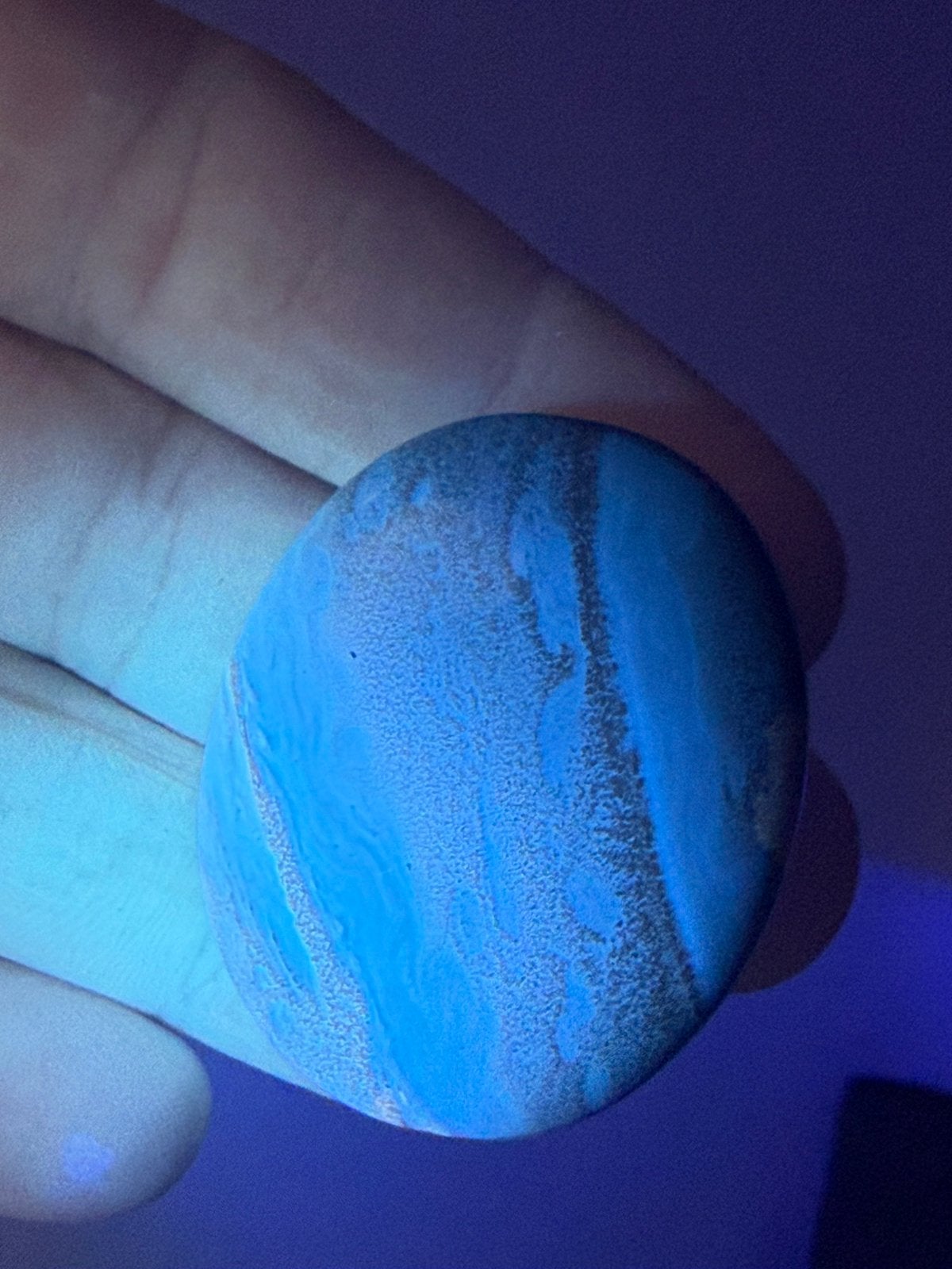 Blauwe Barnsteen Amber handsteen Indonesië Uv Actief, Verzamelen, Mineralen en Fossielen, Ophalen of Verzenden, Mineraal