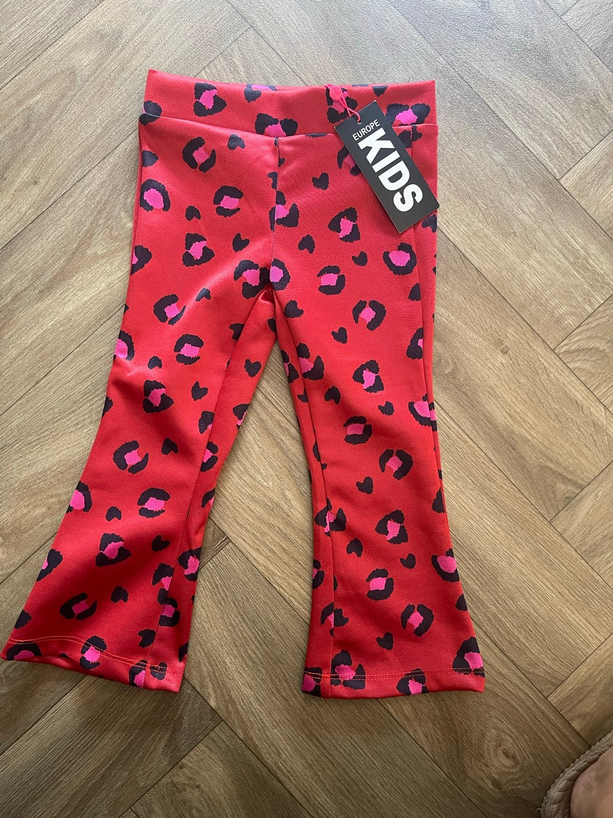 Nieuwe rode flared broek met panterprint - Europe Kids, Ophalen of Verzenden, Nieuw, Meisje, Broek