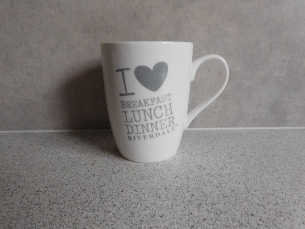 Mok 300 ml. Love Breakfast Lunch Dinner Riverdale Collection, Ophalen of Verzenden, Zo goed als nieuw, Overige stijlen, Kop(pen) en/of Schotel(s)
