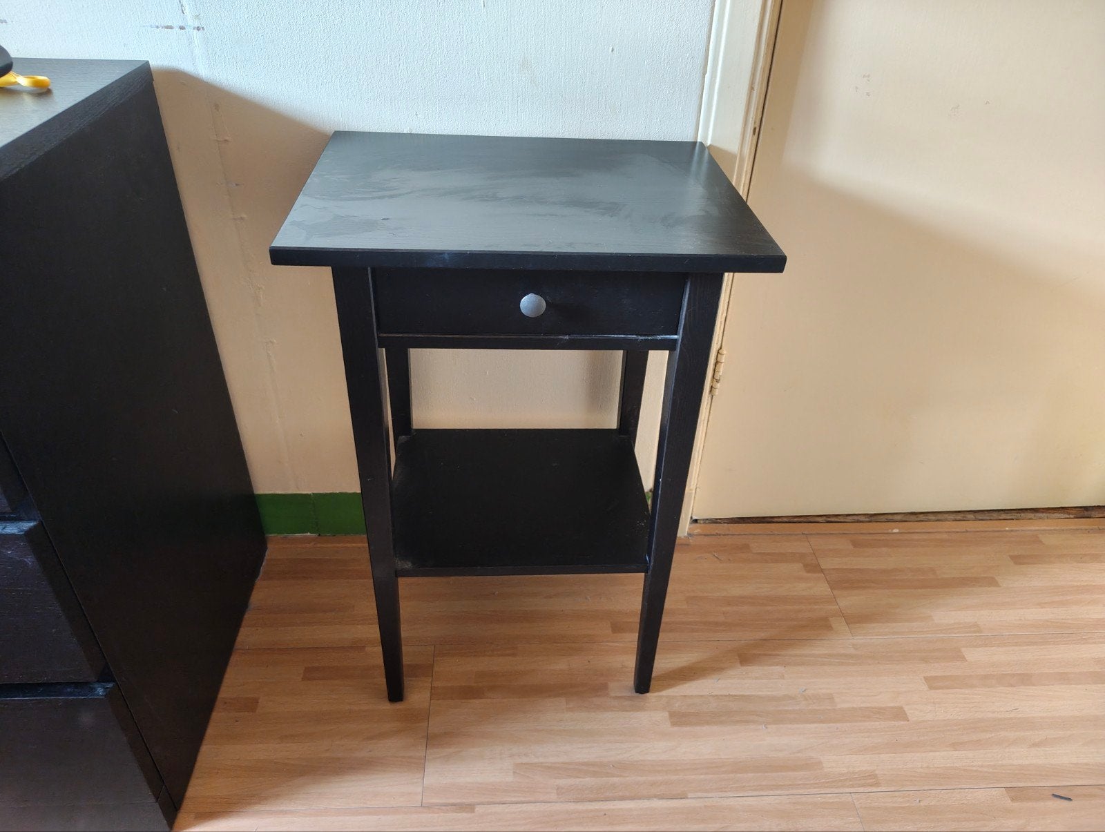 Zwart nachtkastje van IKEA - 46x70x35 cm, Ophalen, Gebruikt, 45 tot 65 cm