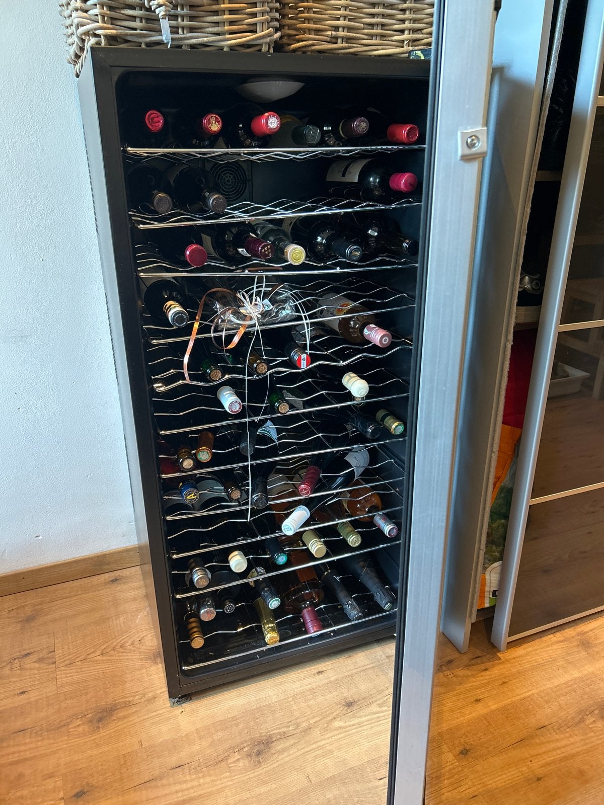 Wijnkoelkast met defecte deursluiting, Ophalen, 150 tot 200 liter, 120 tot 140 cm, 45 tot 60 cm
