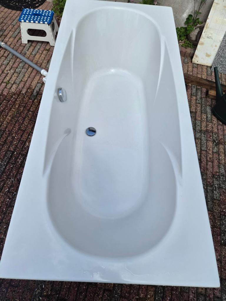 Wit ligbad met afvoer en overloop, Ophalen of Verzenden, Gebruikt, Bad