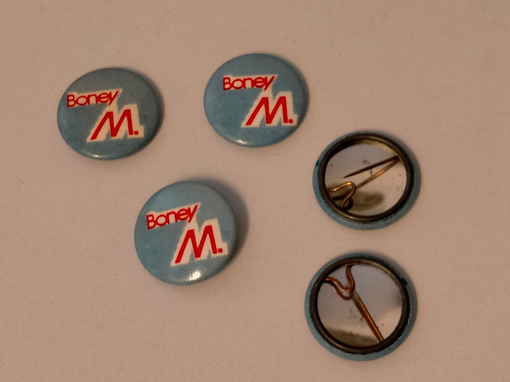 Boney M Bobby Farrell disco pop groep muziek buttons, Verzamelen, Verzenden, Zo goed als nieuw