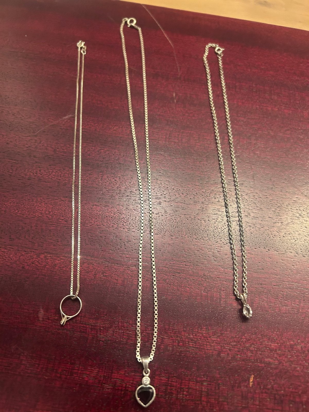 Drie zilveren kettingen met hangers, waaronder saffier, Ophalen of Verzenden, Gebruikt, Zilver, Met edelsteen