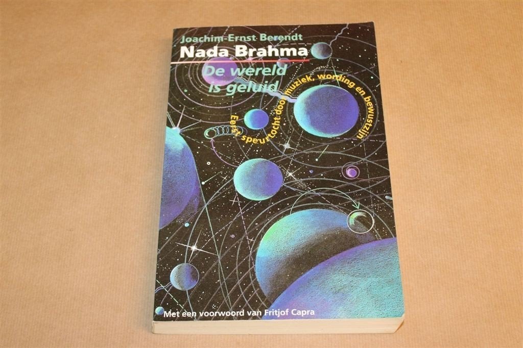 Nada Brahma — De Wereld is Geluid, Muziek & Bewustzijn, Boeken, Ophalen of Verzenden, Gelezen, Overige onderwerpen, Achtergrond en Informatie