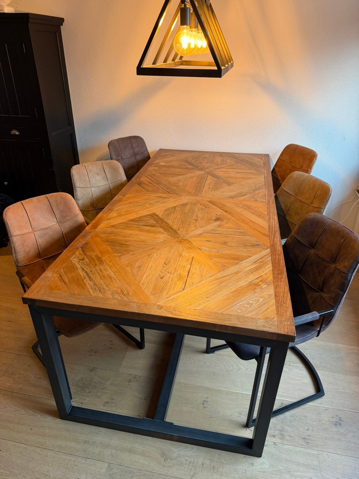 Mooie eettafel, Ophalen, Zo goed als nieuw, 4 tot 6 stoelen
