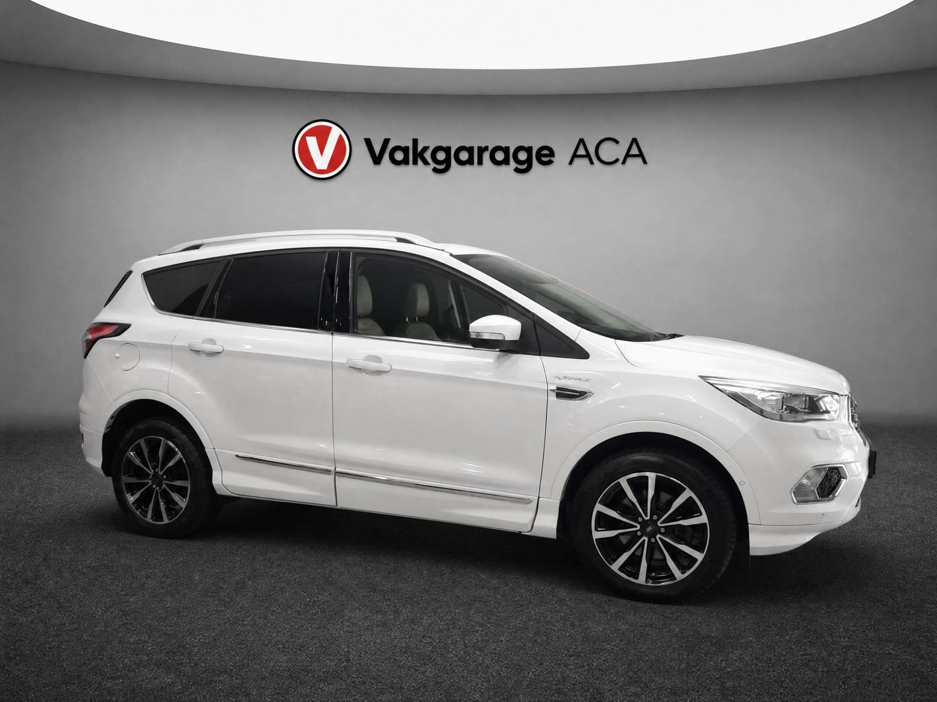 Ford Kuga 1.5 EcoBoost Vignale // PANO // CAMERA // TREKHAAK, Auto's, Automaat, Euro 6, 4 cilinders, 1850 kg