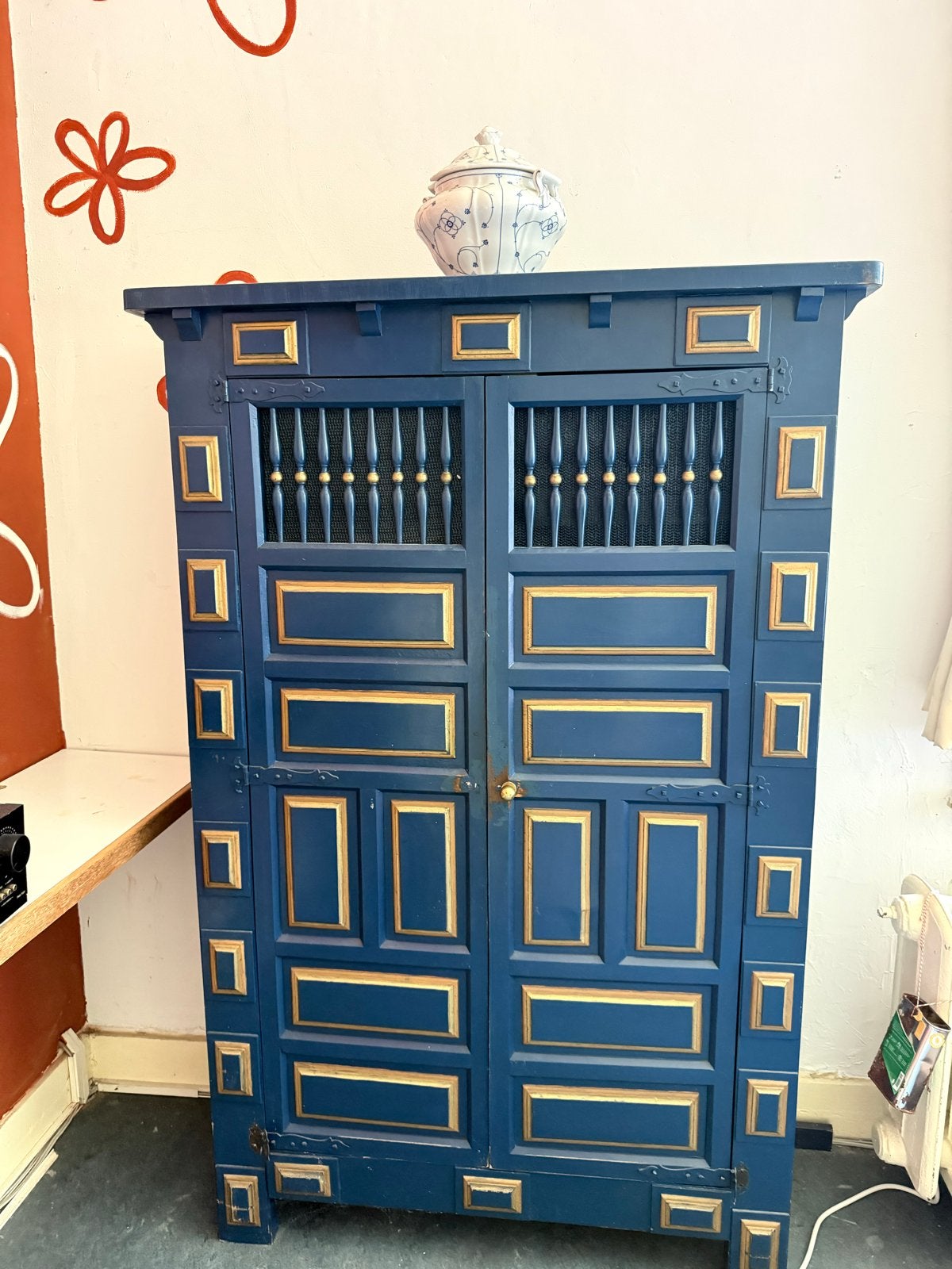 Vintage Kast Blauw met Goud - 110x165x41 cm, Antiek en Kunst, Antiek | Meubels | Kasten, Ophalen