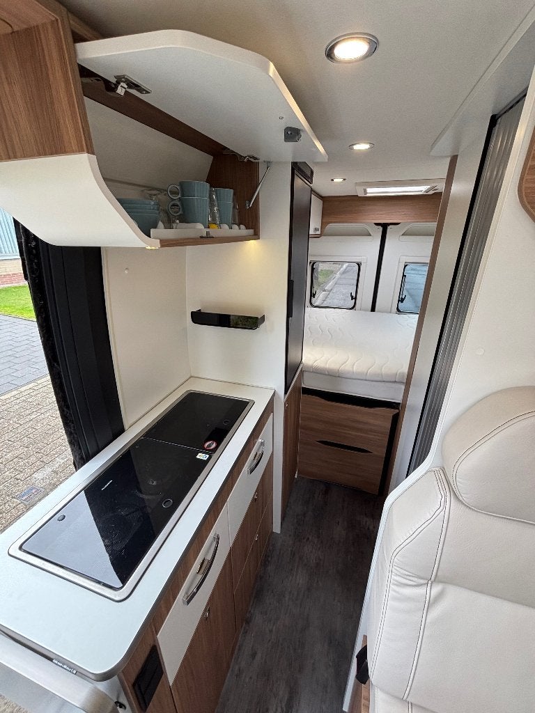 Foto 19 van Zeer nette Pilote V600G buscamper met 3 slaapplaatsen