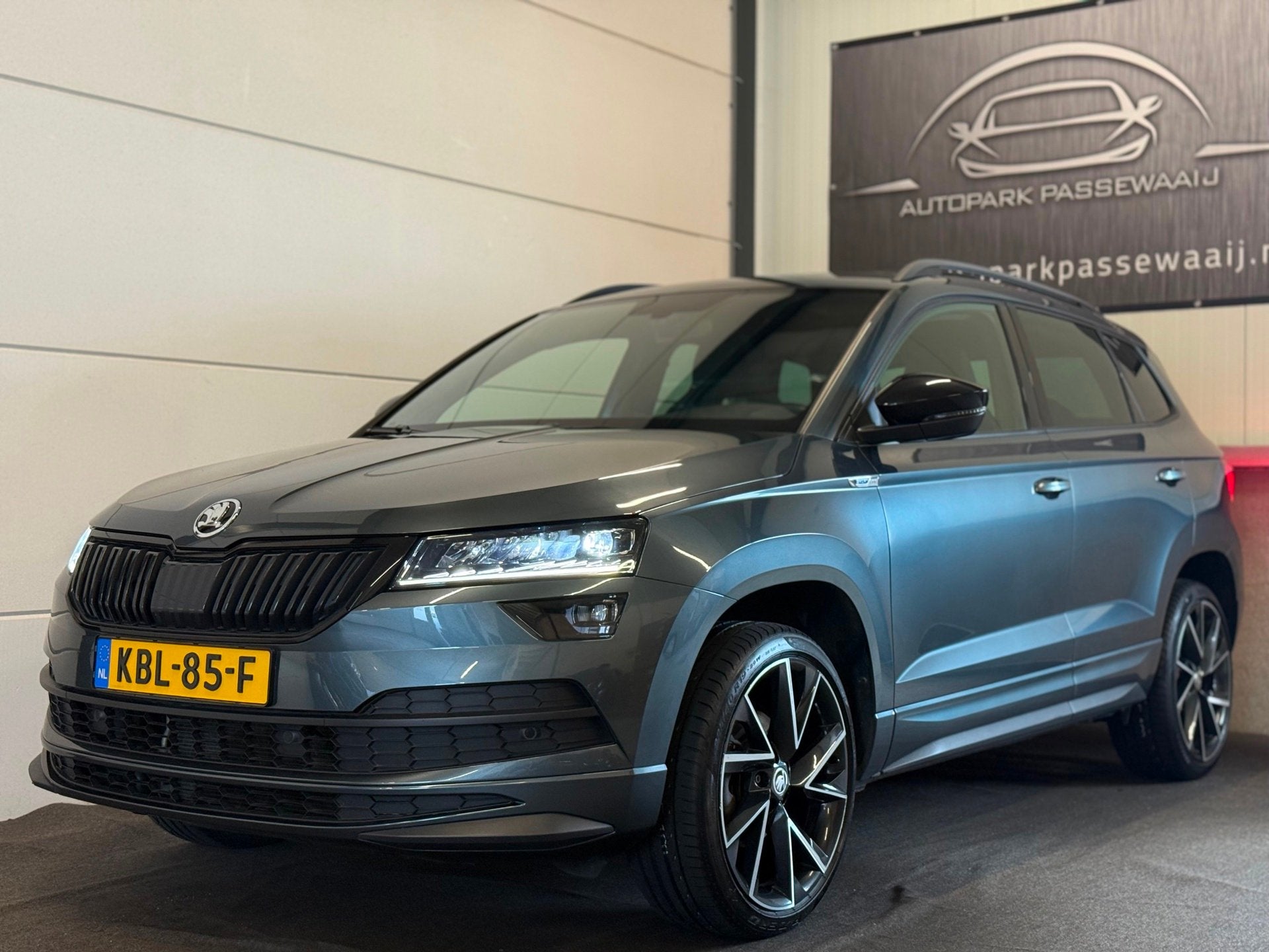 Skoda Karoq 1.5 TSI ACT Sportline Business Pano, ACC, Apple, Automaat, Automatische klimaatregeling, Stof, Gebruikt