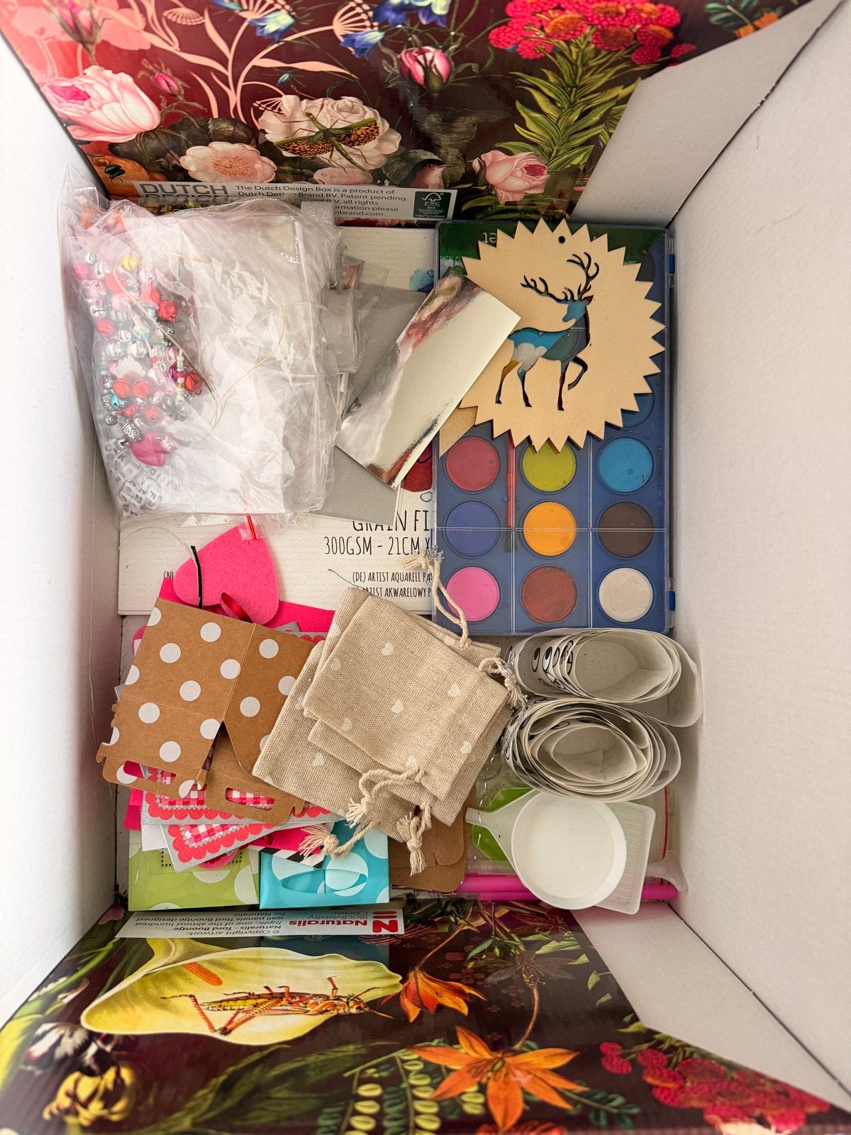 Grote doos vol knutselspullen: waterverf, papier, kralen, Overige thema's, Meerkleurig, Ophalen of Verzenden, Zo goed als nieuw