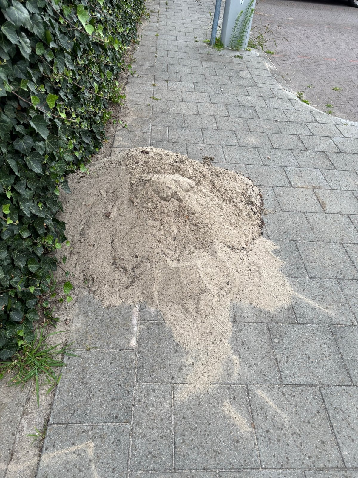 Gratis +/- 4 kruiwagens Ophoogzand / Straatzand, Ophalen, Gebruikt, Straatzand