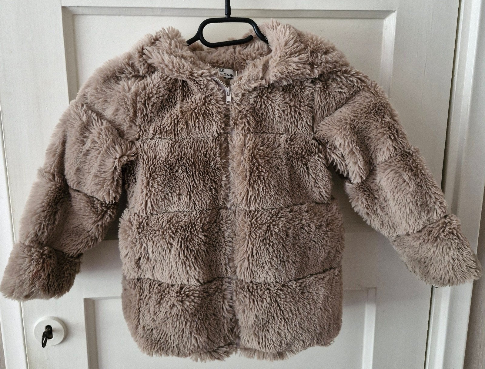 Zachte fluffy jas met capuchon, Ophalen of Verzenden, Zo goed als nieuw, Draakjes en boefjes, Meisje