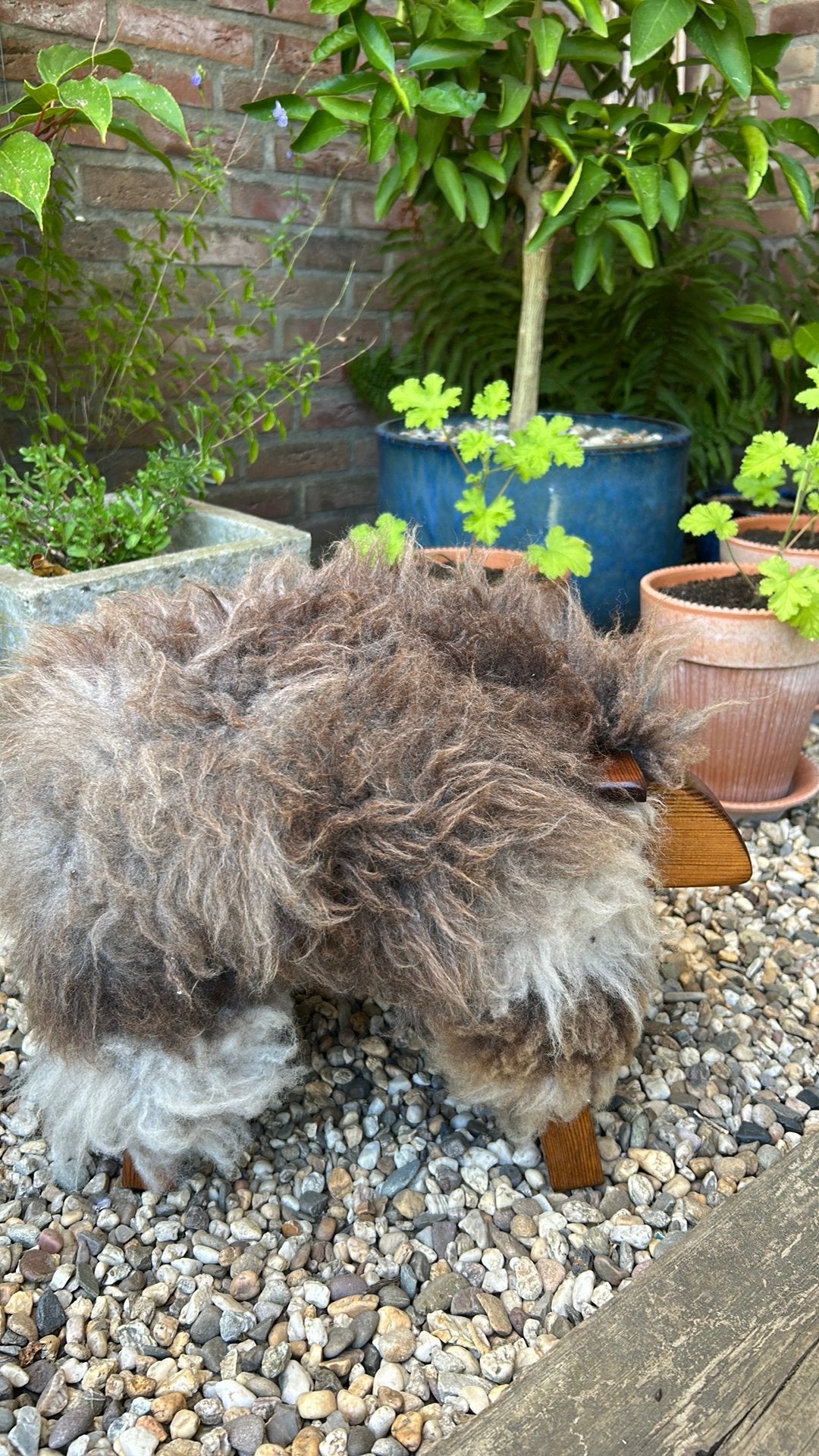 Ali McKay sheepskin & wood footstool uit Suffolk, Ophalen of Verzenden
