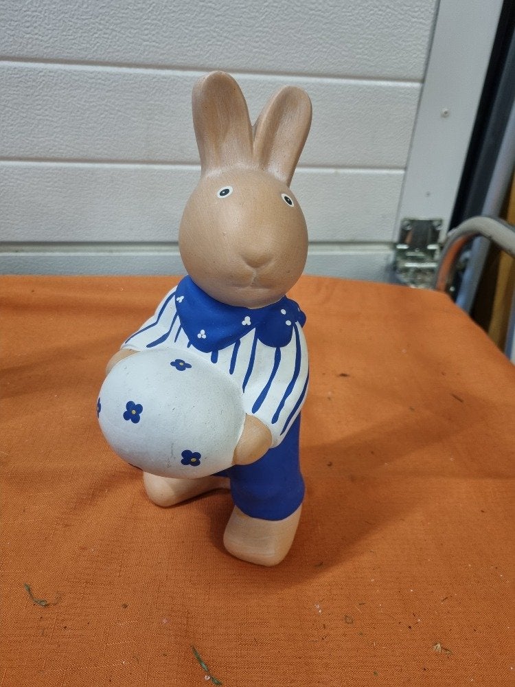 beeld paashaas met ei keramiek, Diversen, Ophalen of Verzenden, 'T Olde Gre-j, Info@toldegrej.nl, Endepoelstraat 20f Didam