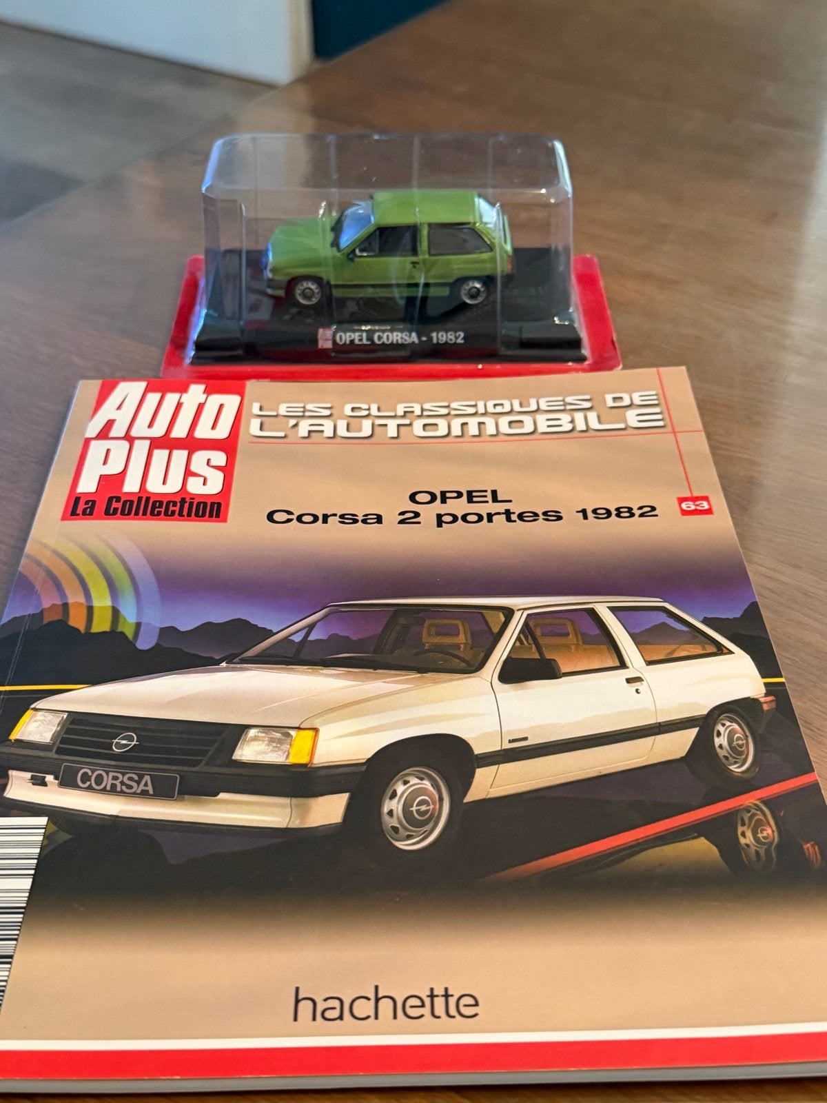Opel Corsa 1982 modelauto met Auto Plus magazine, Ophalen of Verzenden, Zo goed als nieuw, Auto, Overige merken