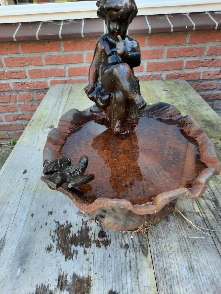 Oud vogelbadje met beeldje, Ophalen