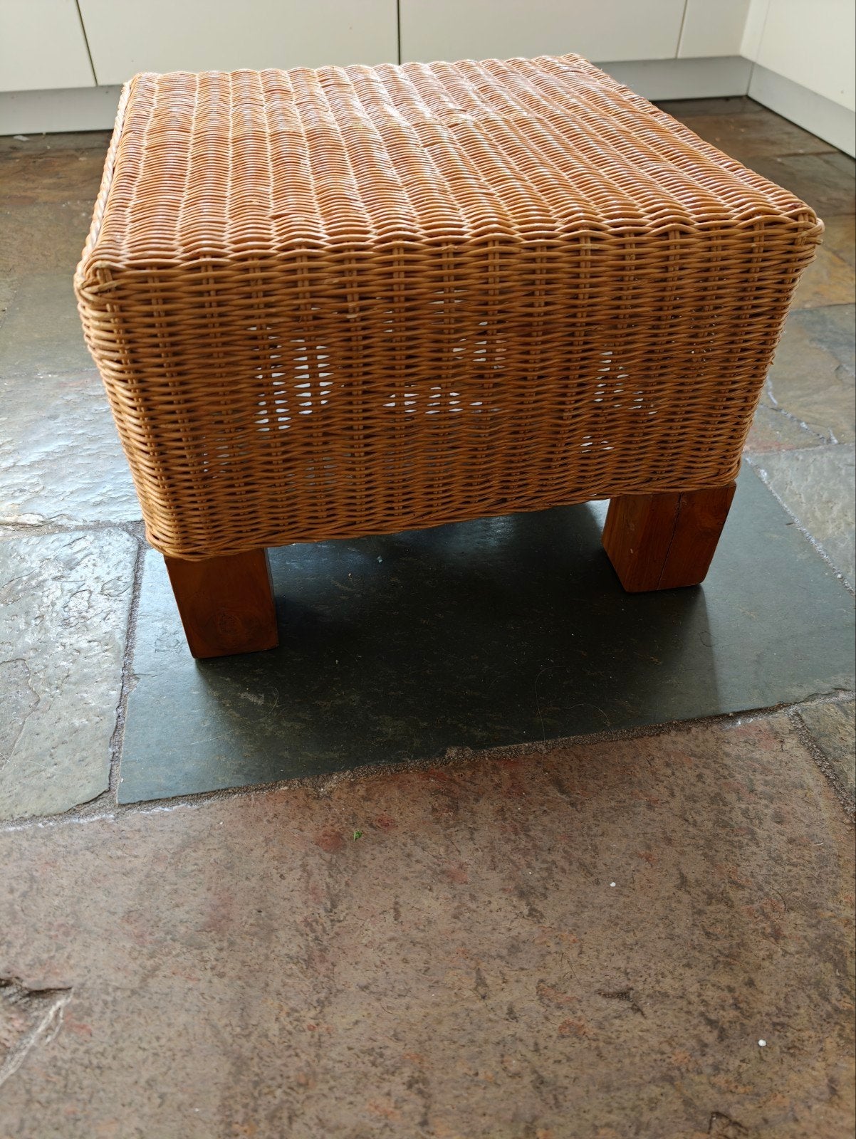 Rotan vierkante hocker met houten poten, Ophalen, Minder dan 50 cm, Gebruikt, Vierkant