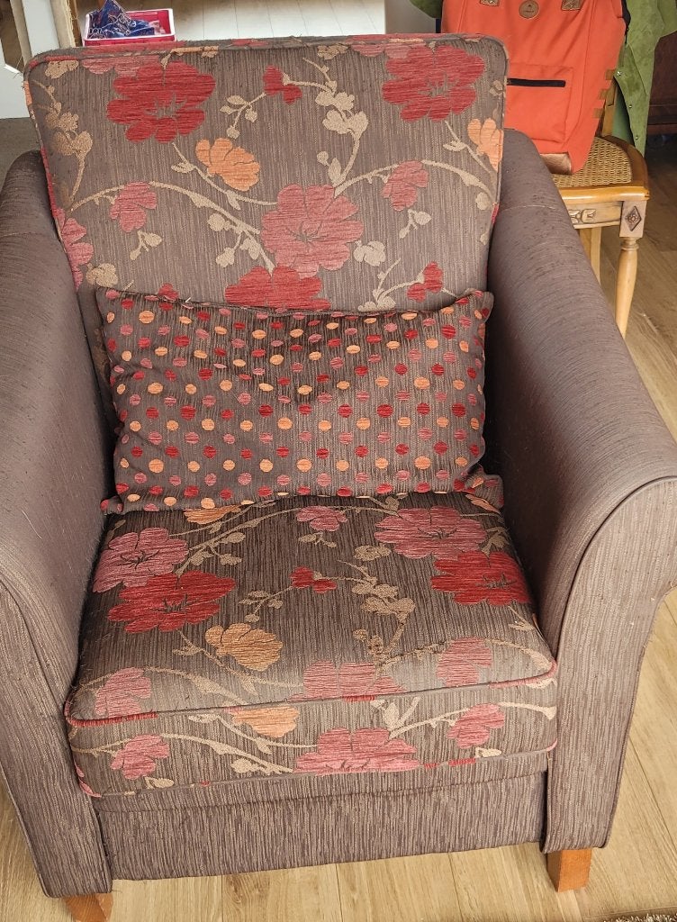 Bankstel fauteuil en poef, Ophalen, Klassieke print oranje rood bloemen van fluweel, Gebruikt, 125 tot 150 cm