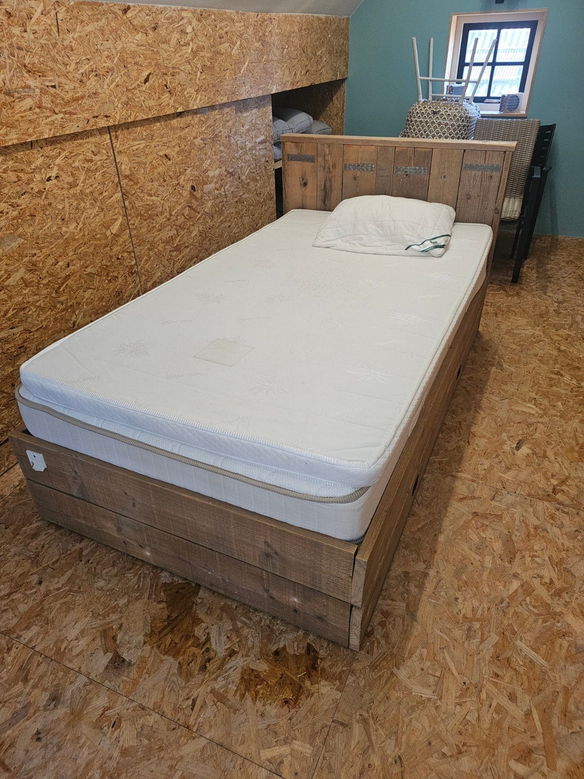 Eenpersoonsbed van steigerhout met uitschuifbaar logeerbed, Huis en Inrichting, Verstelbaar, 90 cm, Eenpersoons, Bruin