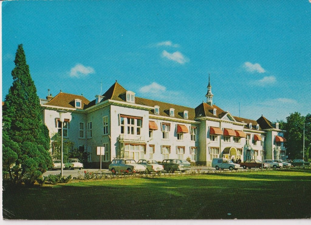 Breda, St Laurensziekenhuis met auto's, DAF 33 Bestelwagen, Ophalen of Verzenden, 1960 tot 1980, Gelopen, Noord-Brabant