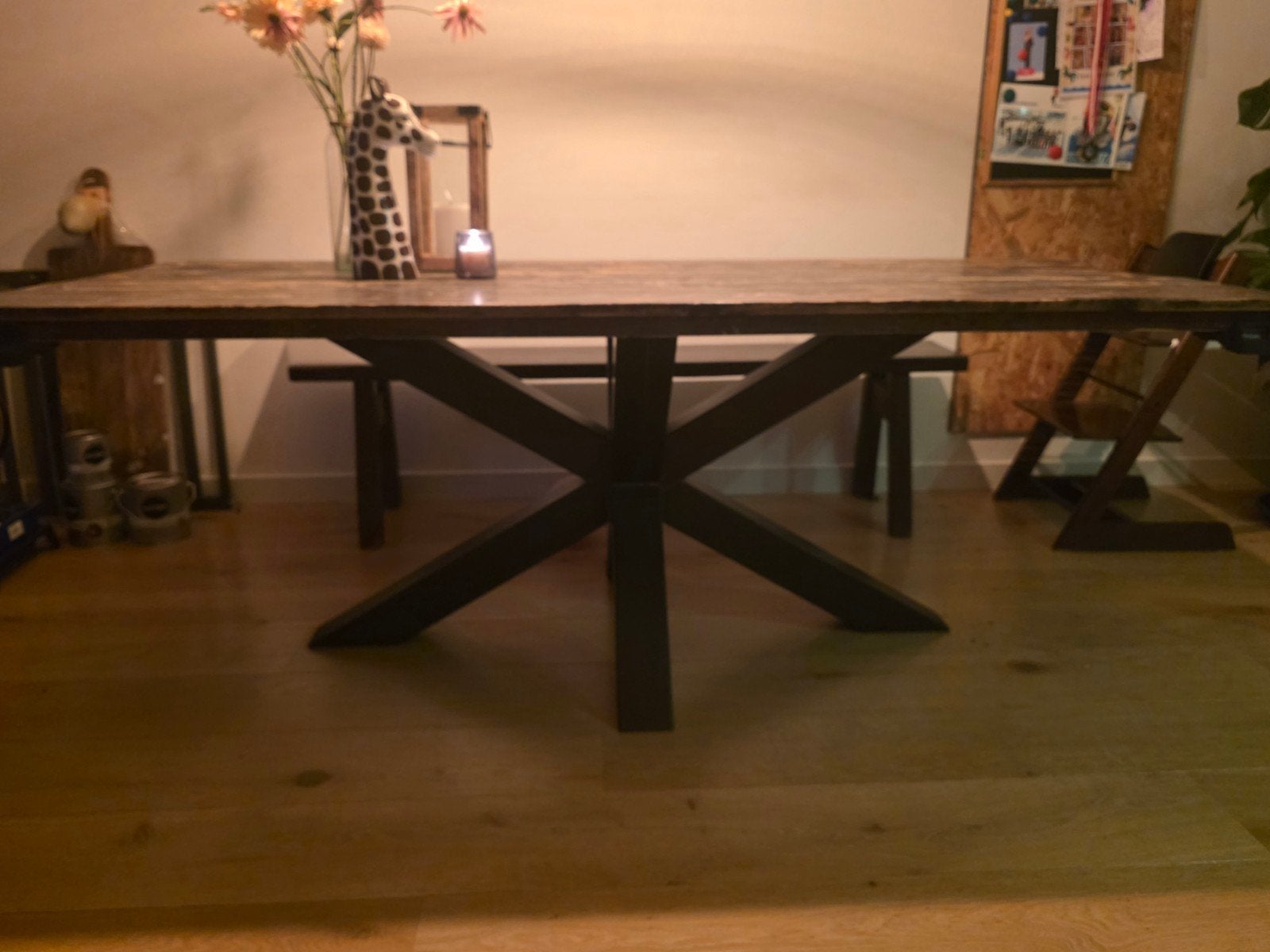 Eettafel met zwart metalen onderstel en oud houten blad, Ophalen, 200 cm of meer, 50 tot 100 cm, Zo goed als nieuw