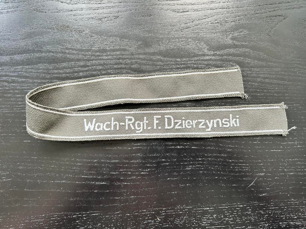 NVA cufftitle F. Dzierzynski, Verzamelen, Militaria | Algemeen, Landmacht, Kleding of Schoenen, Duitsland, Ophalen of Verzenden