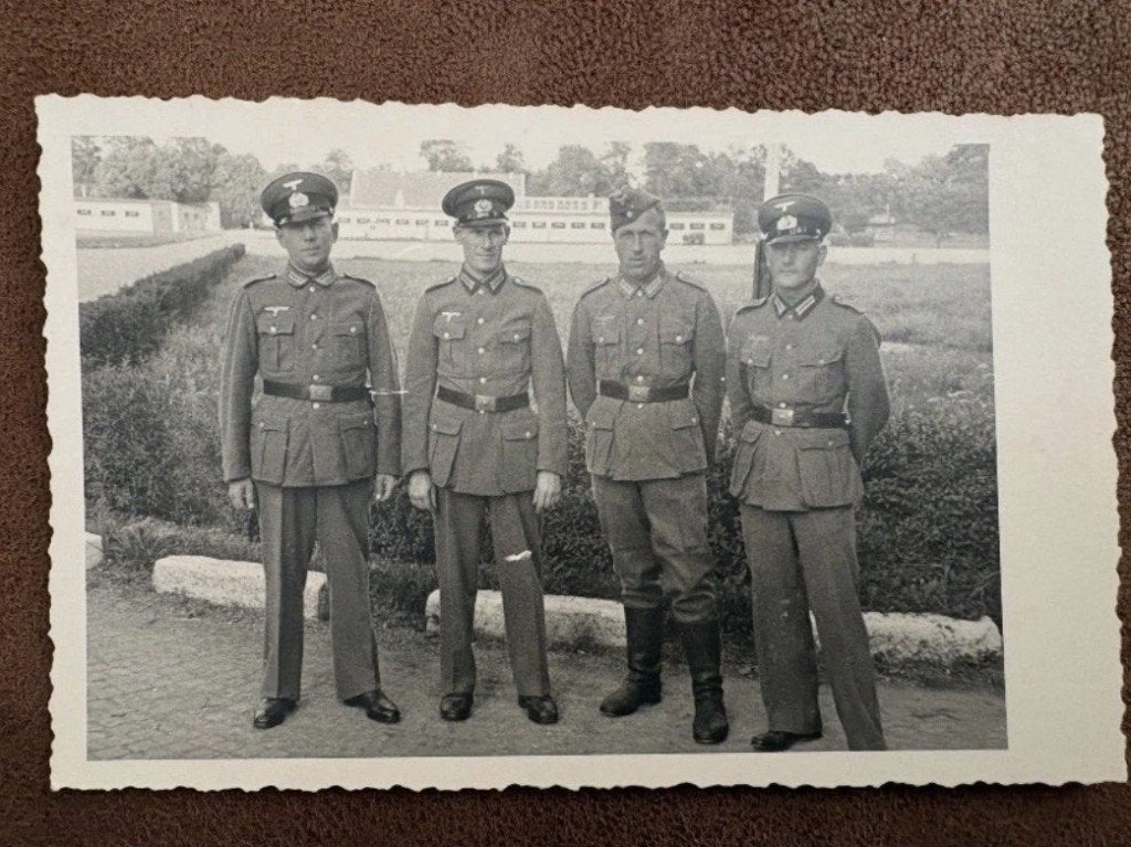 WOII Duitse Wehrmacht – 4 Soldaten in Velduniform & Pet, Verzenden, Foto, Zo goed als nieuw, Voor 1940
