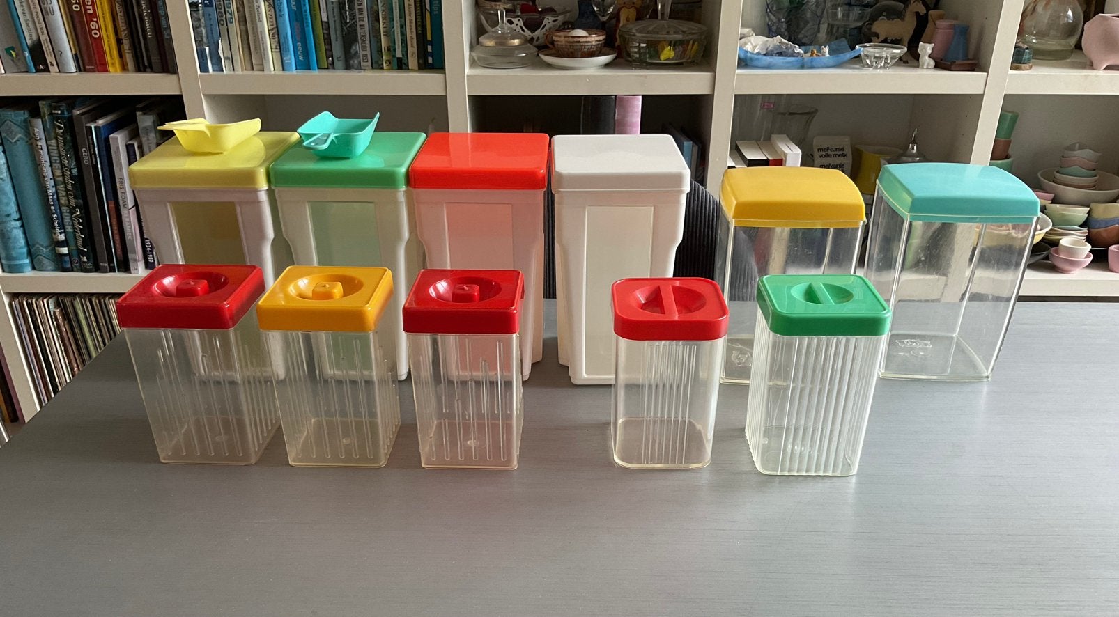 11x vintage plastic voorraadbussen jaren 50/60 o.a. DBP; €30, Ophalen