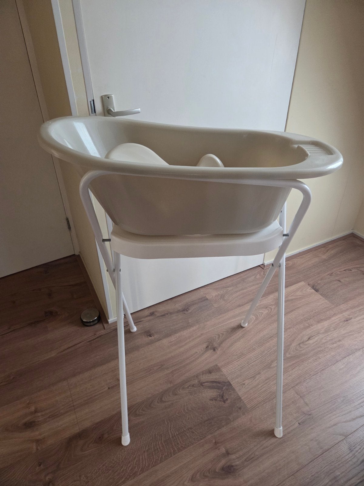 MamaLoes babybadje met standaard en badzitje, Kinderen en Baby's, Badjes en Verzorging, Ophalen, Zo goed als nieuw, Badje, Bébé-jou