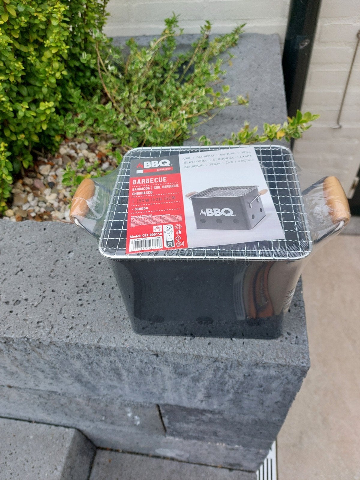 Deze compacte Bbq Kubus in mat zwart is ideaal voor een snel, Ophalen, Nieuw