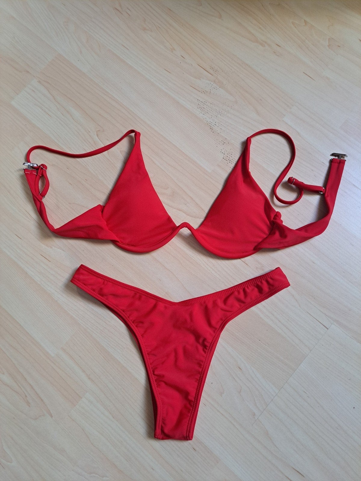 Bikini met string nieuw, Kleding | Dames, Ondergoed en Lingerie, Ophalen of Verzenden, Rood, Setje