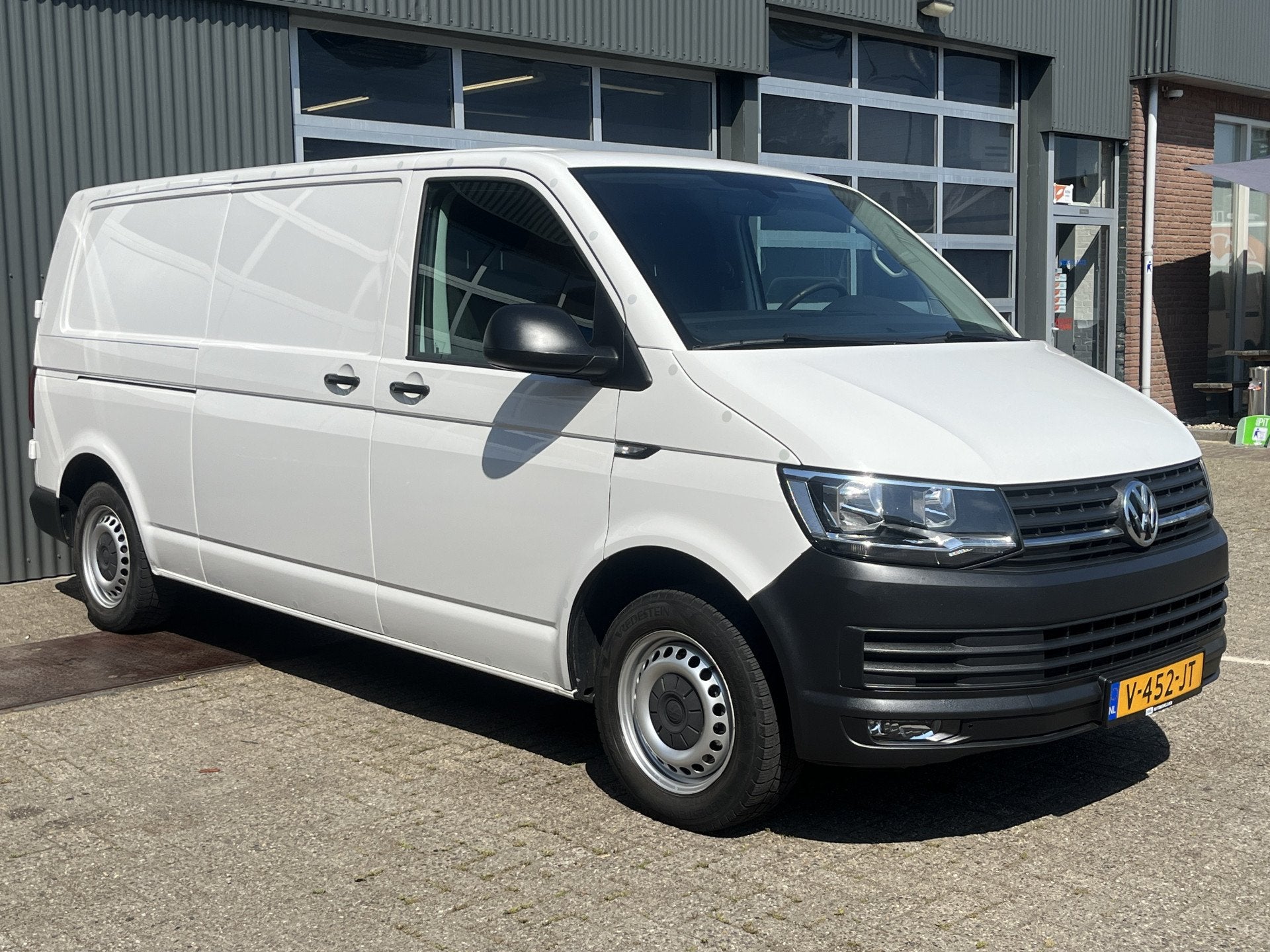 Volkswagen Transporter 2.0 TDI L2H1 102pk Omvormer kastinric, Auto's, Bestelauto's, Voorwielaandrijving, Stof, Gebruikt, 4 cilinders