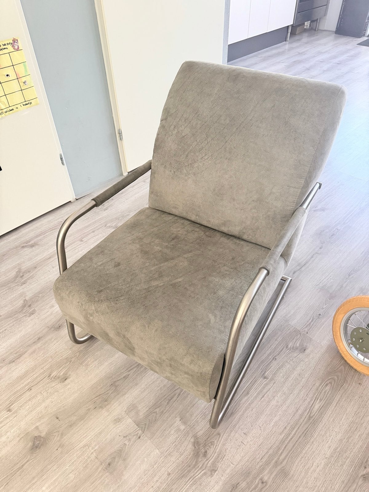 Comfortabele grijze fauteuil met metalen frame, Huis en Inrichting, Stoelen, Ophalen, Gebruikt, Metaal, Eén