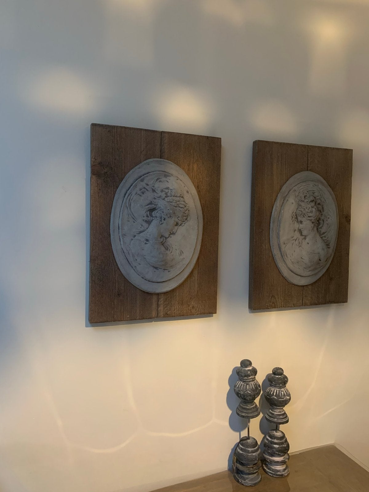 Set van 2 wanddecoraties met klassieke bustes /sober sjiek, Ophalen, Gebruikt, Hout, Klassiek