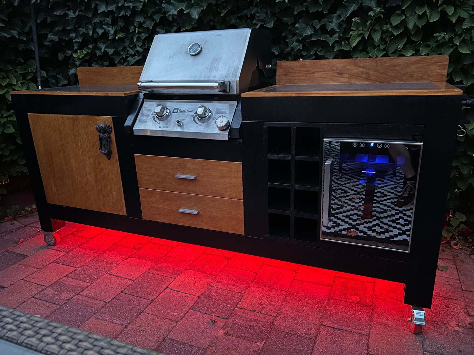 luxe buitenkeuken met Gas BBQ, wijnkoeler en opbergruimte, Tuin en Terras, Ophalen, Zo goed als nieuw
