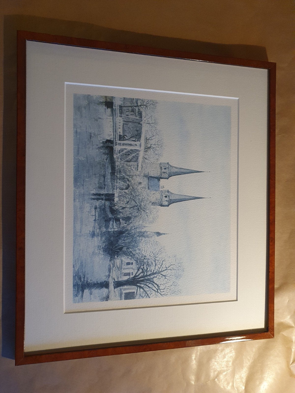 Stadsgezicht met gracht en kerktorens, ingelijst, Antiek en Kunst, Realistisch, Aquarel, Ingelijst, Ophalen of Verzenden