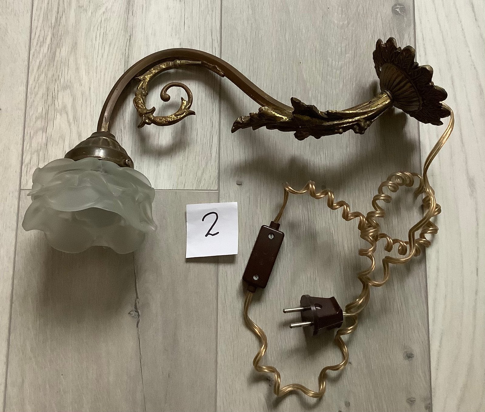 Antiek Wandlampje koper met glazen kapje, Antiek en Kunst, Antiek | Lampen, Ophalen of Verzenden