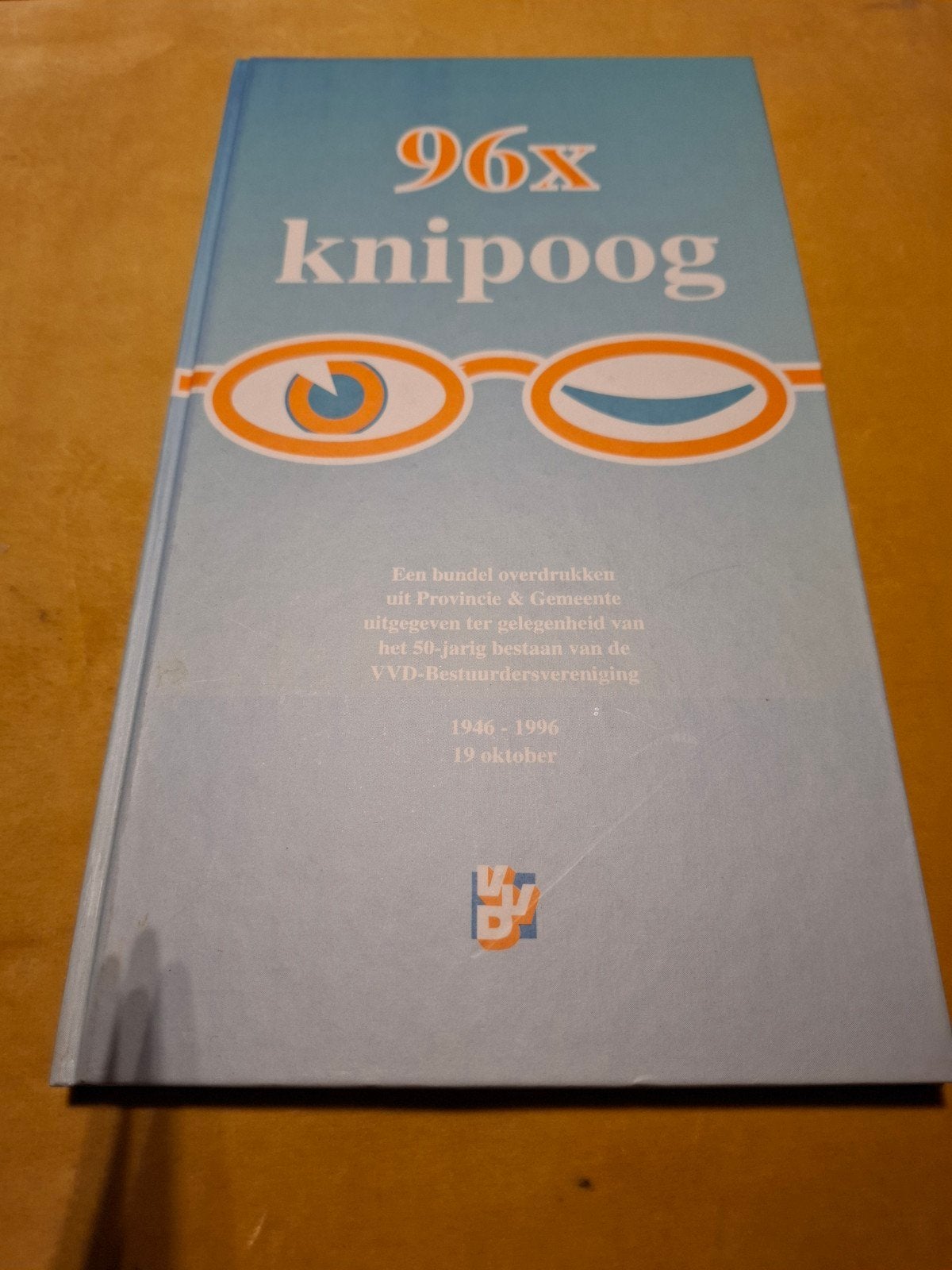 96x knipoog - VVD Bestuurdersvereniging 1946-1996, Ophalen of Verzenden, Zo goed als nieuw, VVD-Bestuurdersvereniging