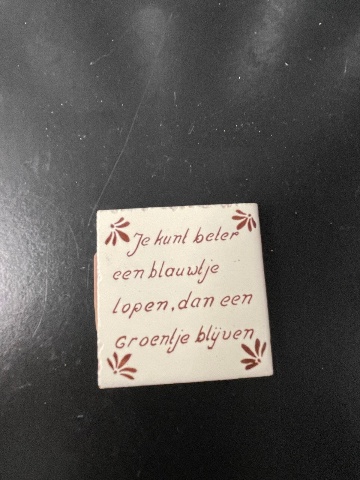 Decoratieve tegel met spreuk: 'Je kunt beter een blauwtje lo, Antiek en Kunst, Ophalen of Verzenden