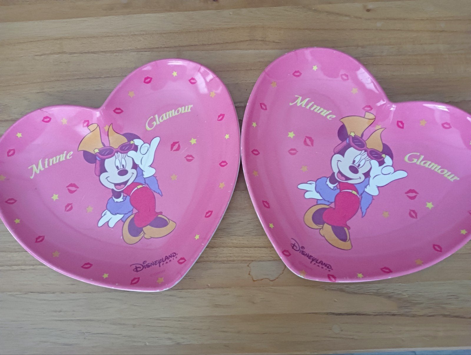 Twee Minnie Mouse kunststof kinderbordjes in hartvorm, Ophalen of Verzenden, Mickey Mouse, Gebruikt, Servies