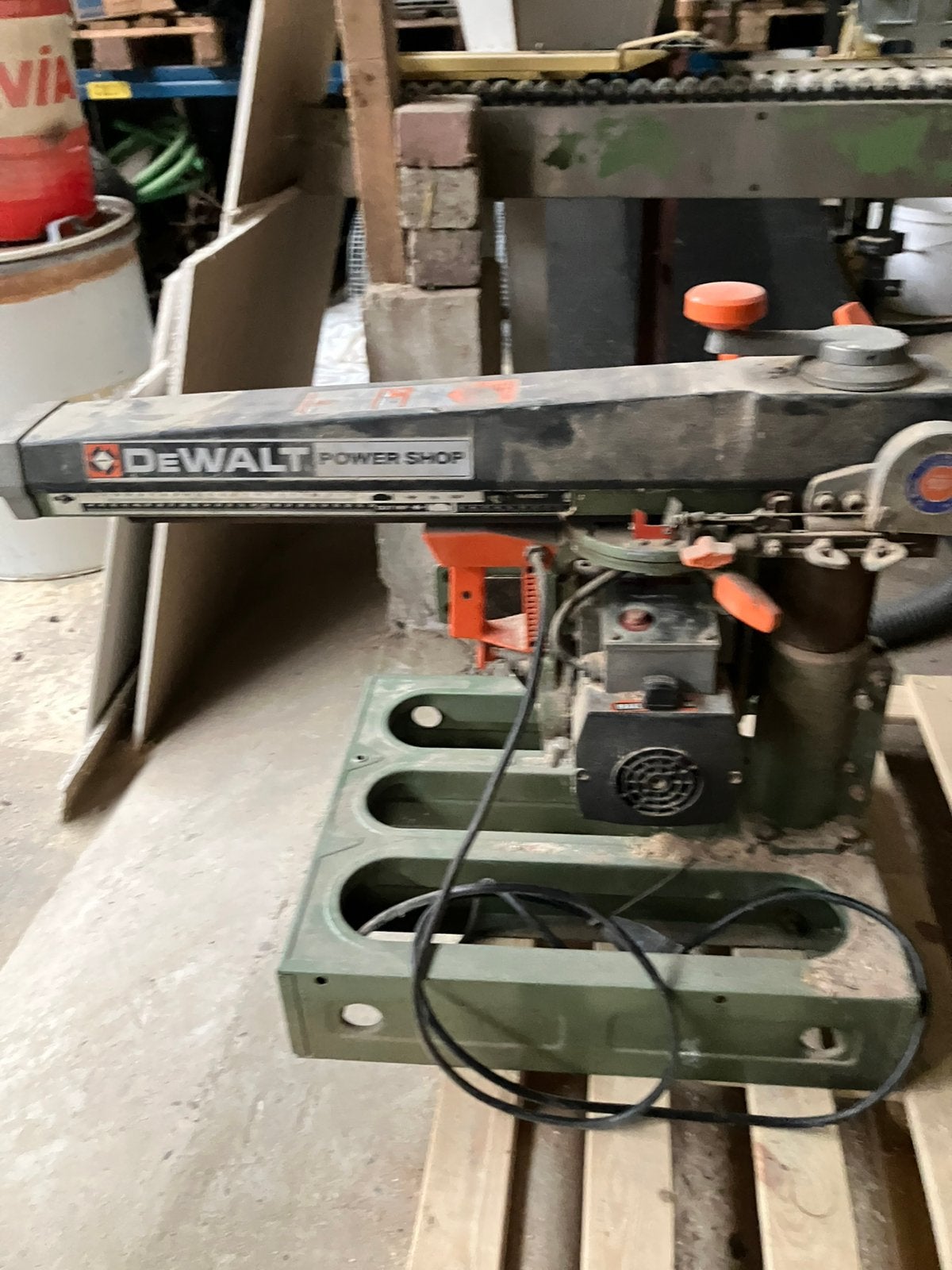 Dewalt afkortzaag/verstekzaag, Doe-het-zelf en Verbouw, Ophalen, 600 tot 1200 watt, Zo goed als nieuw, Afkortzaag