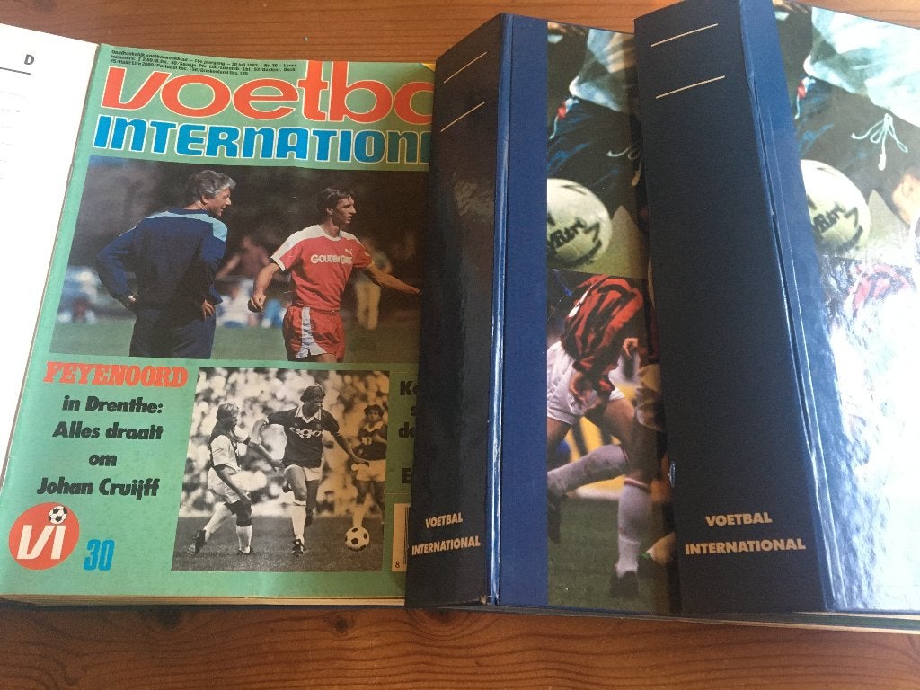 voetbalboeken- Voetbal International 1983-84 in 3 mappen, Ophalen of Verzenden, Zo goed als nieuw, Balsport